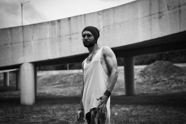 Şık genç sakallı adam şapka poz