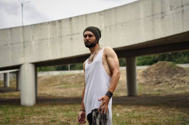 Şık genç sakallı adam şapka poz