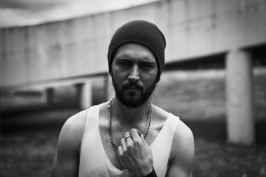 Şık genç sakallı adam şapka poz