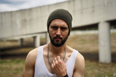 Şık genç sakallı adam şapka poz