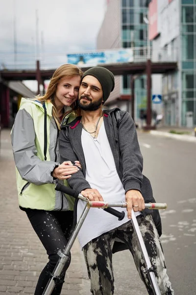 Jonge Stijlvolle Paar Poseren Stedelijke Achtergrond — Stockfoto