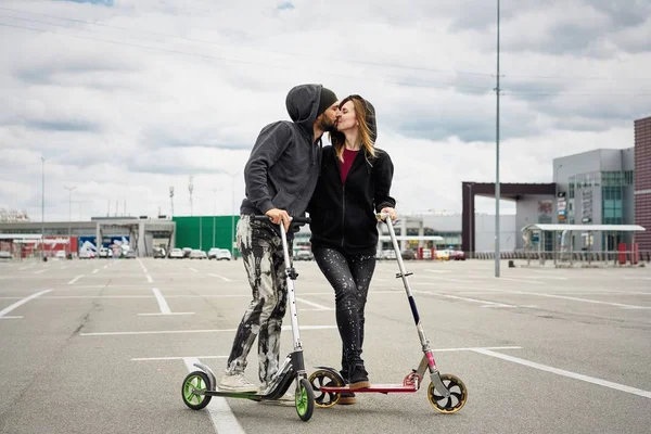 Stilvolles Junges Paar Mit Tretroller Vor Urbanem Hintergrund — Stockfoto