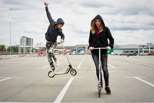 Jong Stijlvolle Koppel Met Kick Scooters Stedelijke Achtergrond — Stockfoto