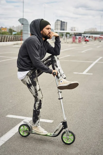 Stijlvolle Jonge Bebaarde Man Met Schop Scooter Poseren — Stockfoto