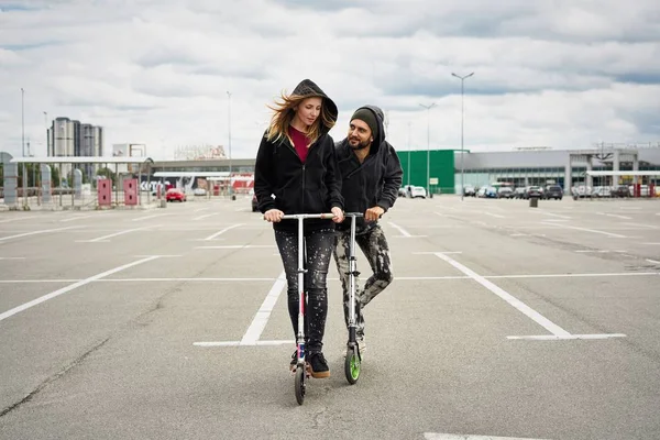 Jong Stijlvolle Koppel Met Kick Scooters Stedelijke Achtergrond — Stockfoto