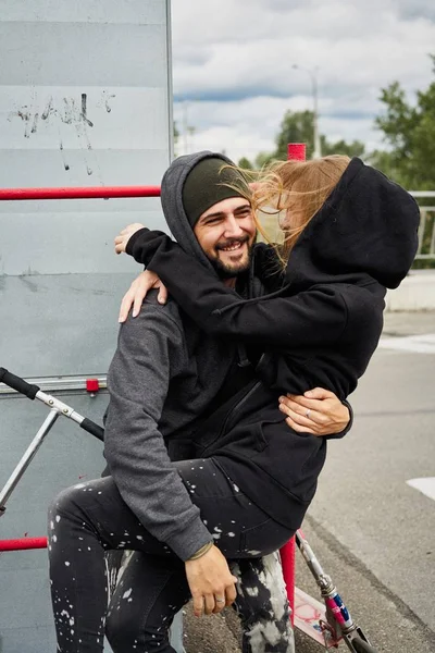 Kentsel arka plan üzerinde poz genç şık çift 