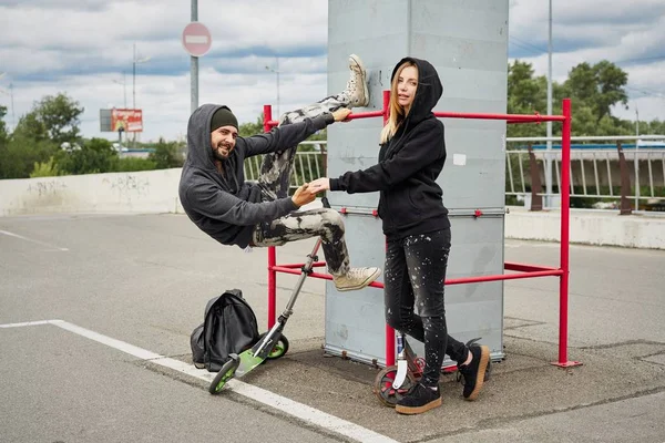 Jonge Stijlvolle Paar Poseren Stedelijke Achtergrond — Stockfoto