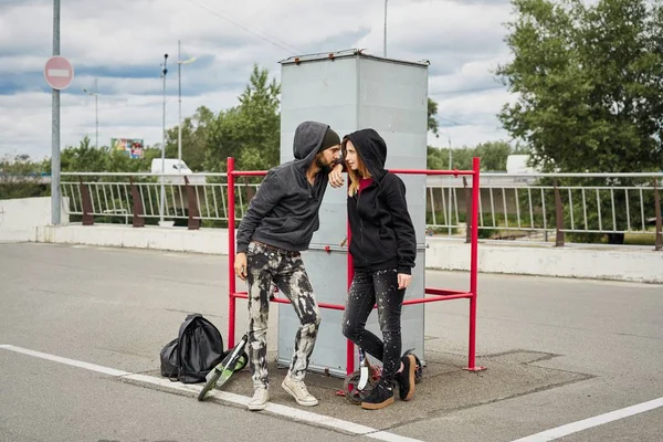 Kentsel arka plan üzerinde poz genç şık çift 