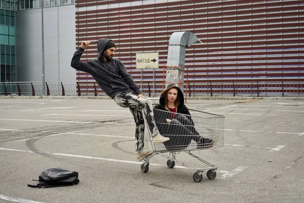 Eğleniyor genç şık çift arka plan 