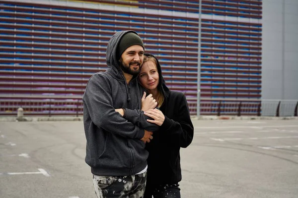 Kentsel arka plan üzerinde poz genç şık çift 