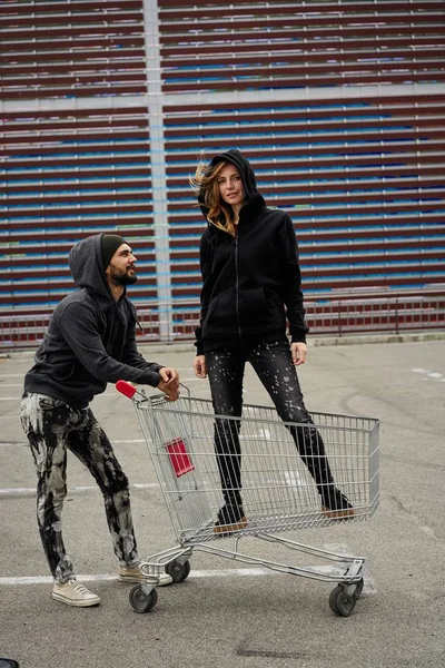 Eğleniyor genç şık çift arka plan 