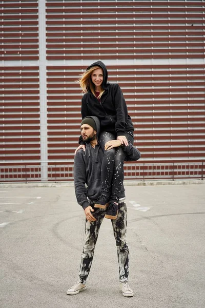 Kentsel arka plan üzerinde aşık genç şık çift 