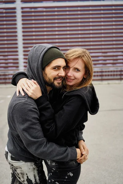 Jeune Couple Élégant Amoureux Sur Fond Urbain — Photo