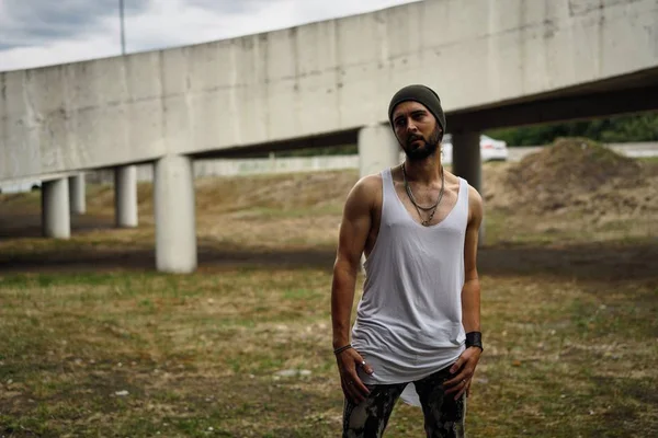 Şık genç sakallı adam şapka poz