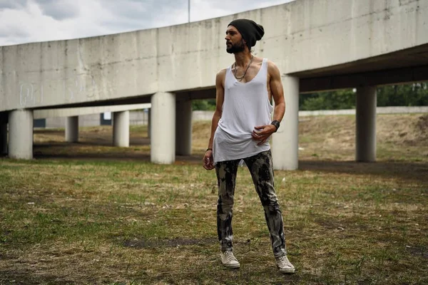 Şık genç sakallı adam şapka poz