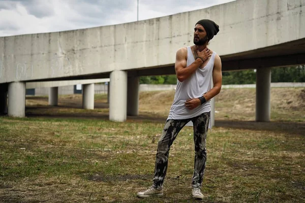 Şık genç sakallı adam şapka poz