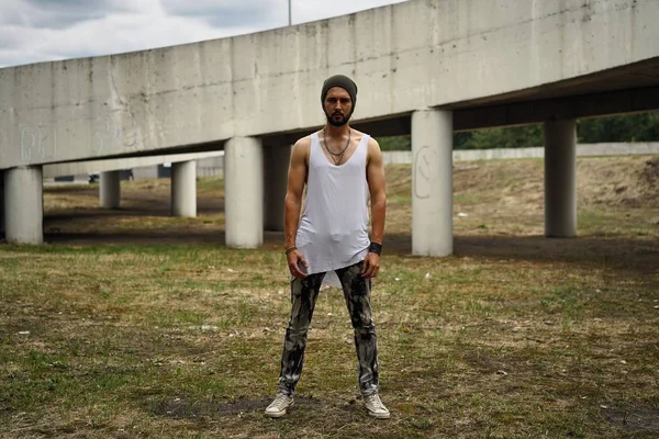 Şık genç sakallı adam şapka poz