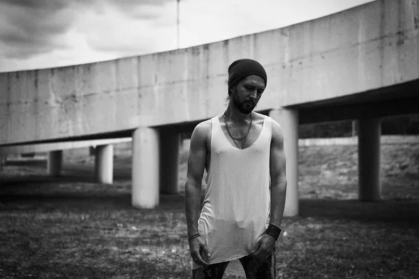 Şık genç sakallı adam şapka poz