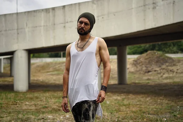 Şık genç sakallı adam şapka poz