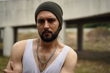 Şık genç sakallı adam şapka poz