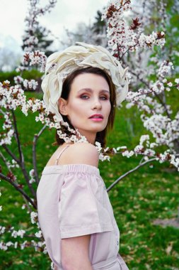 Zarif headdress açık havada poz içinde muhteşem bir genç kadın 