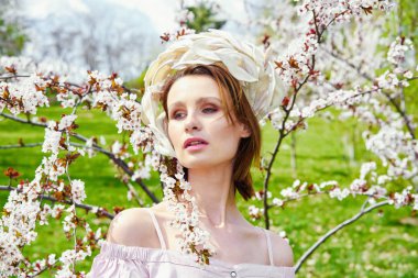 Zarif headdress açık havada poz içinde muhteşem bir genç kadın 