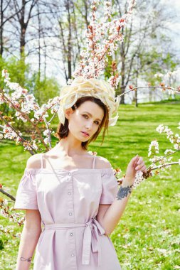 Zarif headdress açık havada poz içinde muhteşem bir genç kadın 