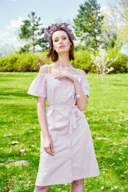 Zarif headdress açık havada poz içinde muhteşem bir genç kadın 