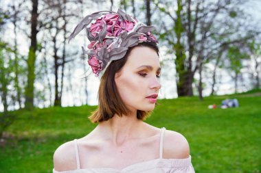 Zarif headdress açık havada poz içinde muhteşem bir genç kadın 