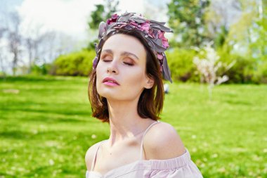 Zarif headdress açık havada poz içinde muhteşem bir genç kadın 