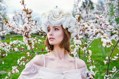 Zarif headdress açık havada poz içinde muhteşem bir genç kadın 