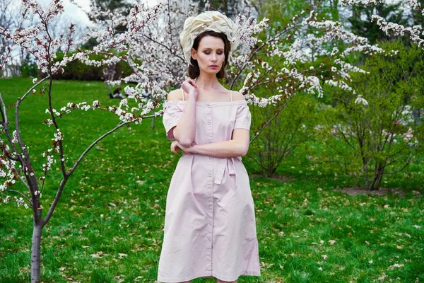 Zarif headdress açık havada poz içinde muhteşem bir genç kadın 