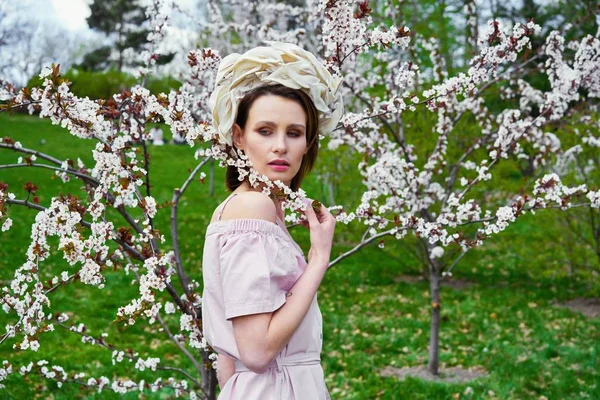 Prachtige Jonge Vrouw Elegante Hoofdtooi Poseren Buitenshuis — Stockfoto