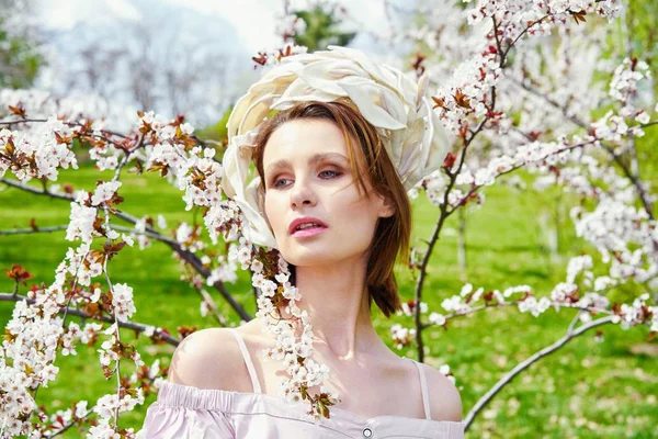 Zarif headdress açık havada poz içinde muhteşem bir genç kadın 