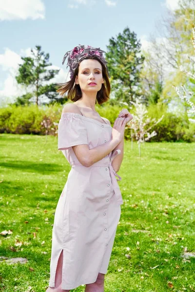 Zarif headdress açık havada poz içinde muhteşem bir genç kadın 