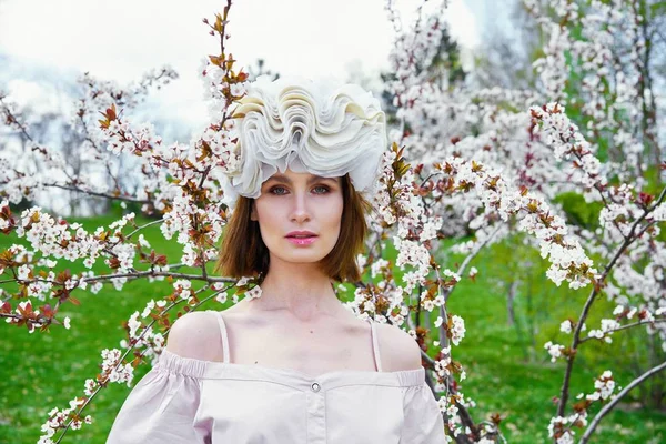 Zarif headdress açık havada poz içinde muhteşem bir genç kadın 