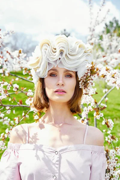 Splendida Giovane Donna Elegante Copricapo Posa All Aperto — Foto Stock