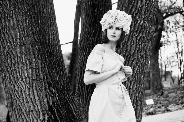 エレガントなヘッドドレス屋外でポーズ豪華な若い女性の黒と白の写真 — ストック写真