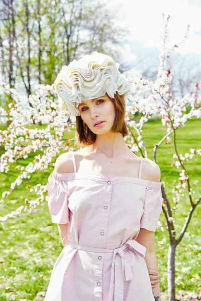 Zarif headdress açık havada poz içinde muhteşem bir genç kadın 