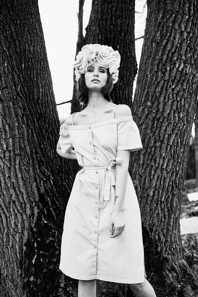エレガントなヘッドドレス屋外でポーズ豪華な若い女性の黒と白の写真 — ストック写真