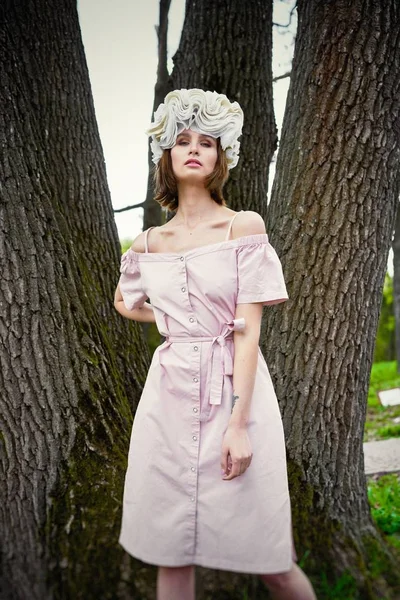 Superbe Jeune Femme Dans Une Coiffure Élégante Posant Extérieur — Photo