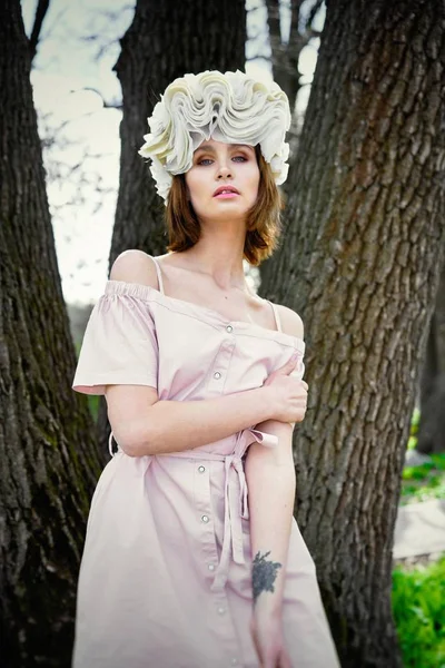 Superbe Jeune Femme Dans Une Coiffure Élégante Posant Extérieur — Photo