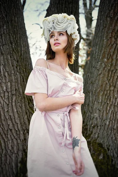 Zarif headdress açık havada poz içinde muhteşem bir genç kadın 