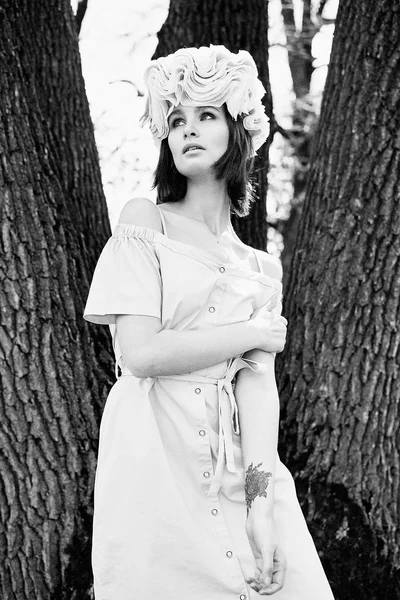 Preto Branco Foto Linda Jovem Mulher Elegante Cobertura Para Cabeça — Fotografia de Stock