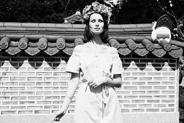 zarif headdress açık havada poz içinde muhteşem genç kadının siyah beyaz fotoğraf 