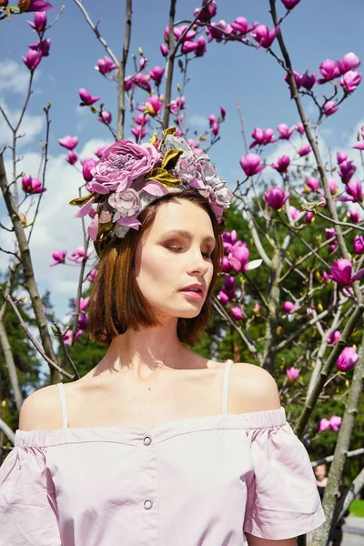 Zarif headdress açık havada poz içinde muhteşem bir genç kadın 