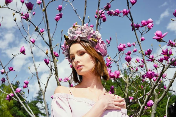 Zarif headdress açık havada poz içinde muhteşem bir genç kadın 