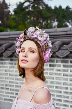 Zarif headdress açık havada poz içinde muhteşem bir genç kadın 