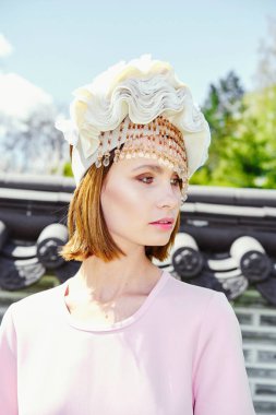 Zarif headdress açık havada poz içinde muhteşem bir genç kadın 