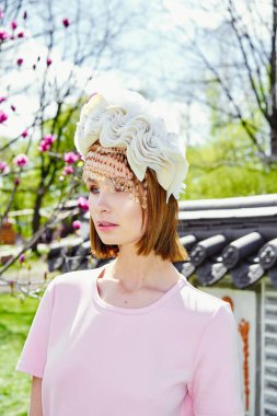 Zarif headdress açık havada poz içinde muhteşem bir genç kadın 